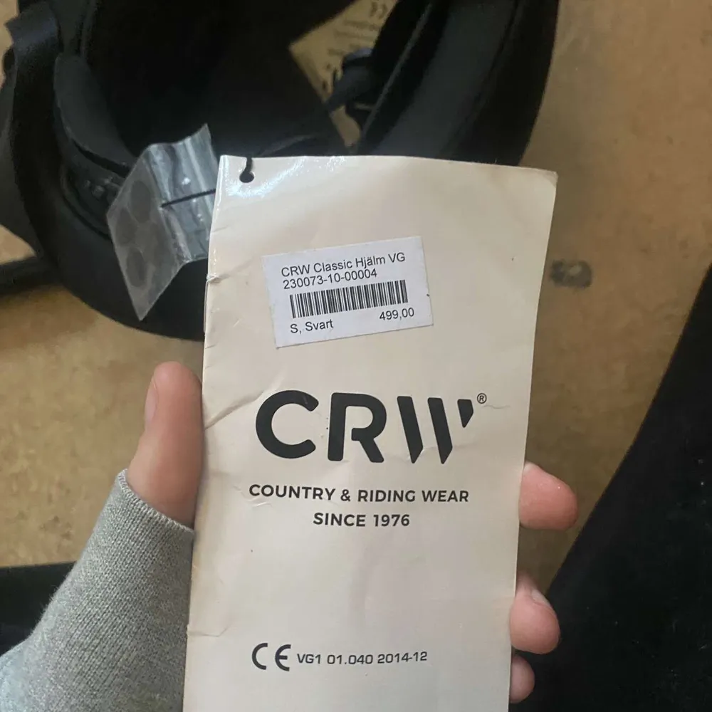 Säljer en svart hjälm från CRW i storlek 54-56. Säljer den för jag råka köpa fel storlek.Finns djur i hemmet men hjälmen tvättas innan köp . Asusteet.