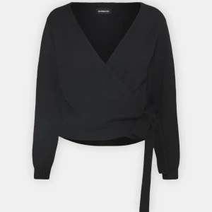 Kofta - Säljer en superfin svart omlottkofta från zalando. Den är perfekt för höst och vår med sin mysiga stickade kvalitet. Koftan har långa ärmar och en knytning i midjan som ger en snygg passform. Passar både till vardags och fest! 🖤