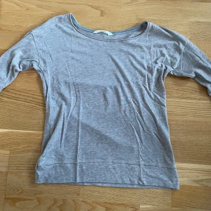 Beige tröja i polyester och bomull - Enkel vardagströja, långärmad och i beige färg. Den är mjuk och bekväm och passar bra till jeans eller kjol. 