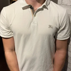 Burberry Pike - Fett skön old money burberry piké ✌️ | Skick: 9/10 👌 | Modellen är 178 och 72 Kg | Kan gå ned vid pris vid snabb affär, ÄKTA SÅKLART🙏 |  Kom med frågor