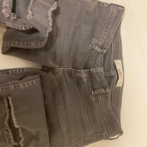 Hollister jeans - Ett par super lågmidjade Hollister jeans med hål🩶 Extremt snygga!!🙉😍✨