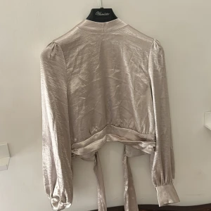 Silverblus med rosett - Silverblus ny