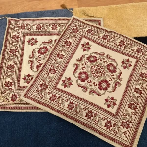 Origentaliska örngott - De här jättefina origentaliska örngotten är helt fantastiska! 💛❤️ De är ej använda men är superfina för att decorera rum och varför inte vardagsrummet?! Ordinarie pris: 25kr