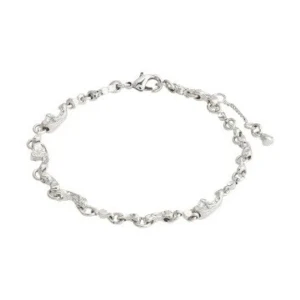 Silverfärgat armband med unik kedjedesign - Säljer ett stilrent silverfärgat armband med en unik kedjedesign. Armbandet har en säker karbinhake och en liten justerbar kedja för perfekt passform. Perfekt för både vardag och festliga tillfällen.  Märket är Pilgrim. Finns tecken på användning men det är fortf i bra begagnat skick.
