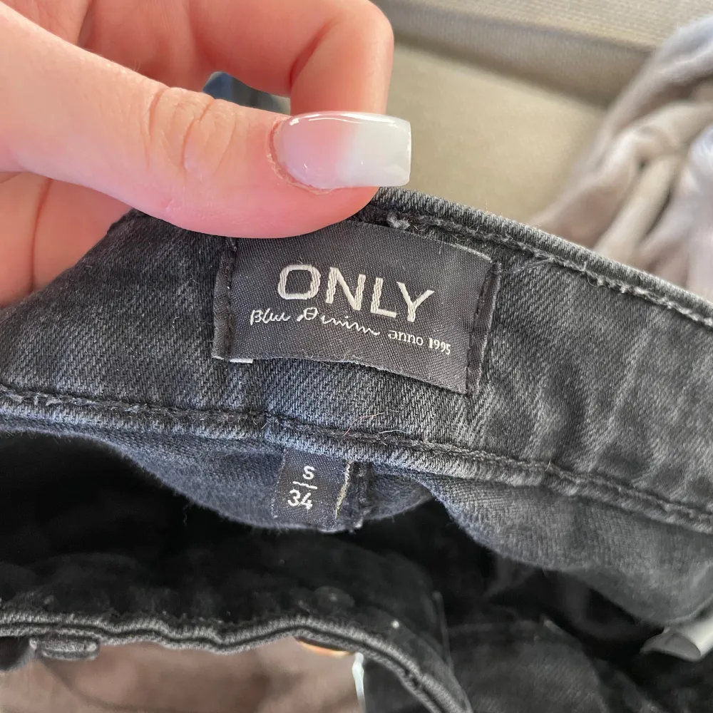 Säljer ett par snygga svarta jeans från ONLY i storlek S/34 men passar mig som brukar ha xs/32 (de är lite långa så skulle passa någon längre men kortare också). De är högmidjade och har en tight passform som framhäver figuren.🖤. Jeans & Byxor.