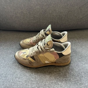 Valentino Rockrunners - Säljer ett par beiga rockrunners, perfekta inför vintern. Size 41, passar 41-42. Hör av er vid funderingar!