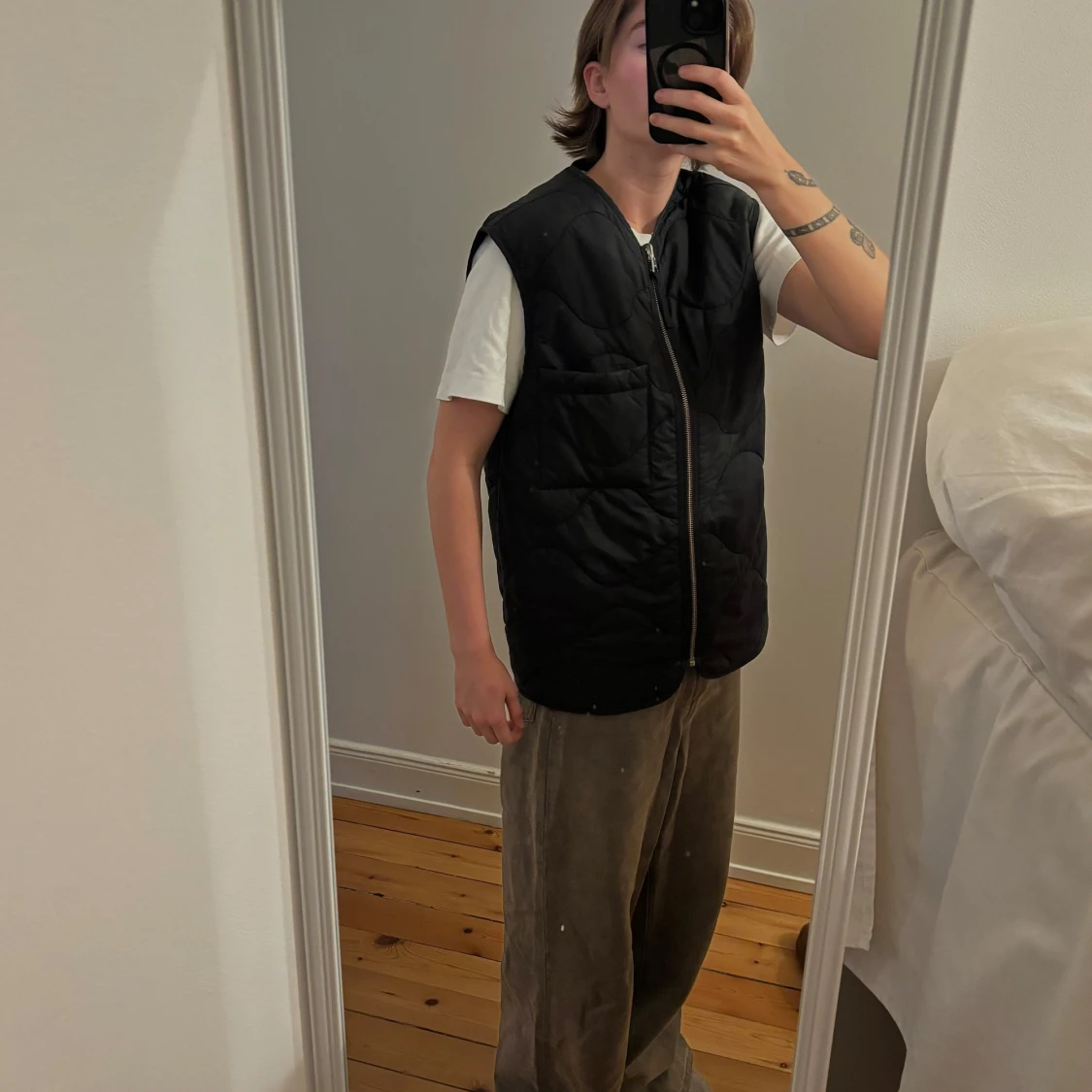 Svart quiltad väst från Arket