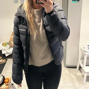 Svart vinterjacka från Peak Performance - Säljer en svart vinterjacka från Peak Performance i mycket bra skick. Perfekt tjocklek och sitter väldigt snyggt💕