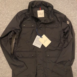Moncler Field Jacket - Moncler Field Jacket | Lez Rain | Storlek 1 (S) | nyskick med prislapp kvar och påse kvar | äktheten kan garanteras via koden samt qr | Svart | nypris 12 000kr+ | fler bilder finns | för mer info skriv privat!