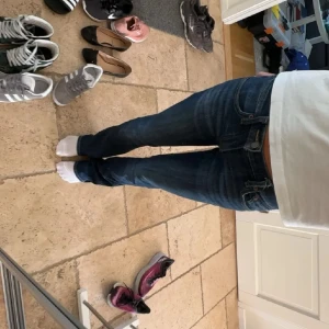 Mörkblå jeans - Säljer ett par snygga mörkblå jeans i bra skick. Midjemåttet är 35cm rakt över och innerbenslängden är 80cm!