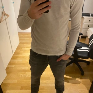 Stickad Sweatshirt - Stickad Sweatshirt i bra skick