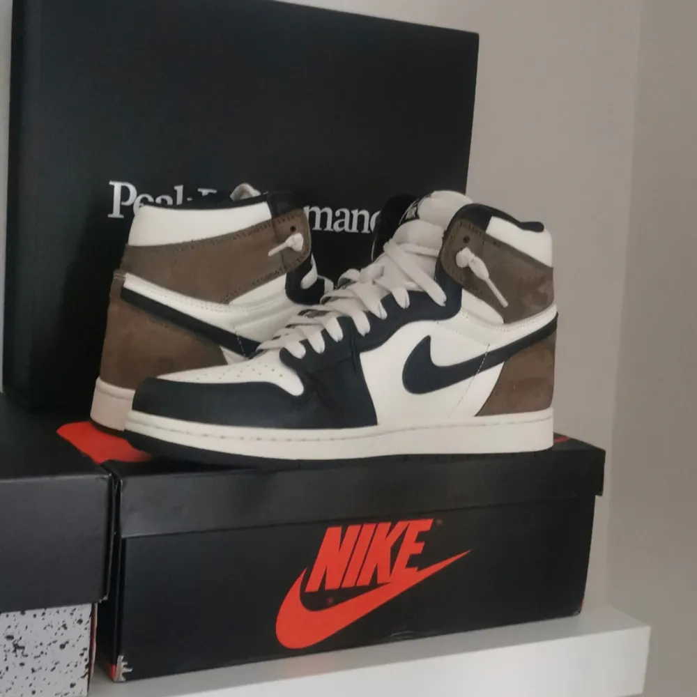 Säljer ett par Nike Air Jordans high mocha. Köpta för 7.300kr. Använda 4 gånger. Skorna har en klassisk hög design med snörning och är i mycket bra skick. Perfekta för både vardag och fest! 🖤🤍. Kengät.