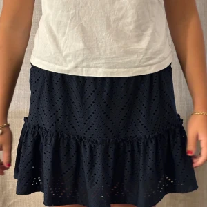 Blå kjol med volang - Kjol me volang detaljer 