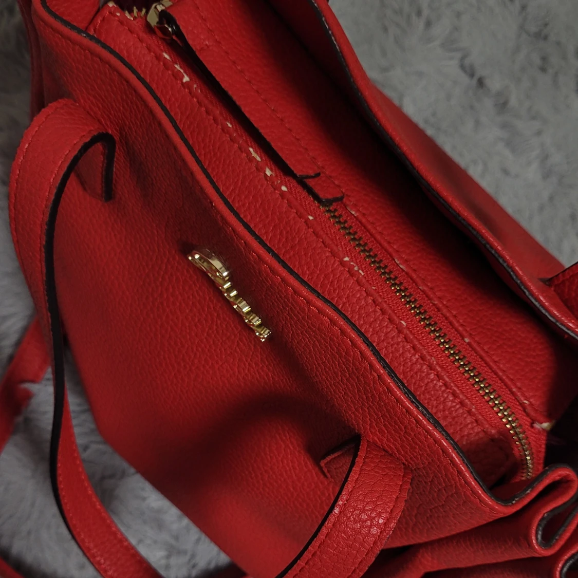 Röd axelväska från Guess - 92