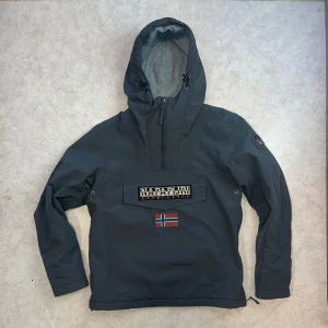 Napapijiri jacka - Sjukt fet Napapijiri jacka/anorak. Modellen heter rainforest. lätt använd, inga defekter. Nypris 2200. gorpcore.