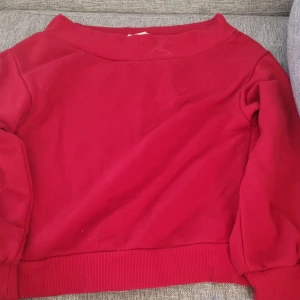 Röd tröja från H&M - Säljer en snygg röd tröja från H&M i storlek XS. Den är perfekt för höst och vinter med sin varma och mysiga känsla. Tröjan har långa ärmar och en ribbad kant vid halsen och nederkanten. Passar både till vardags och lite mer avslappnade tillfällen. 🧣