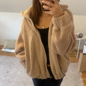 Teddy jacka - Säljer denna mysiga Teddy jacka från Nelly i strlk S🥰