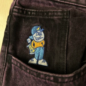 Polar Skate 93 - Säljer mina Polar Skate 93or. Lila jeans med broderad detalj på fickan. Ganska baggy passform.