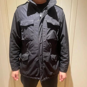 Aspesi Field Jacker - En jacka från lyxmärket Aspesi. Nypris 11500 köpt ny. Storlek XL/L herr. Jackan är i jätte bra skick, men är använd en del, inga defekter. Bara att skriva ifall ni har frågor! Priset är en hugget i sten.