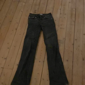 Bootcut flared jeans lager 157 150kr - Ett par gråa bootcut flared jeans från lager 157 för endast 150kr, perfekt för er som älskar stockholmsstil, lite slitna längst ner, men syns ej när man har på sig byxorna😍 i storlek xxs/158