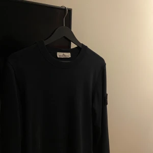 Mörkblå tröja från Stone Island - Säljer en Stone Island tröja i storleken S i färgen mörkblå, köpte tröjan för 2200kr på nordiska kompaniet i Stockholm. Tröjan är inte så använd och färgen är inte urtvättad, skriv i pm om de finns några frågor😁 pris kan diskuteras 
