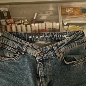 Blå jeans - Säljer ett par snygga blå jeans. Perfekta för en avslappnad stil och kan matchas med nästan vad som helst. Passar både till vardags och lite mer uppklädda tillfällen. En defekt vid fickorna skriv om ni vill ha bättre bild på defekten.