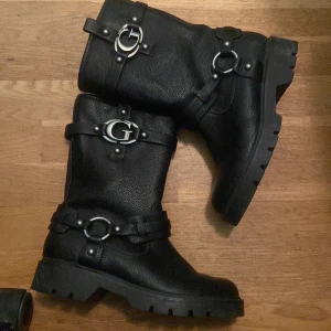 GUESS bikerboots - Boots från GUESS! Riktiga, riktigt läder storlek 39. Säljer pga för stora för mig och endast använda en gång