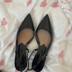 Kittenheels/klackar - Säljer mina klackar i storlek 38 då dom är lite för små för mig! Klacken är ca 4-5 cm. Köptes här på plick i juni 2024 och har använts sparsamt sedan dess! Mycket bra skick. Skriv för frågor!