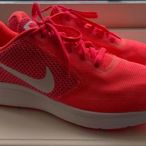 Nike sneakers - Säljer ett par orangea Nike sneakers i mycket bra skick. 