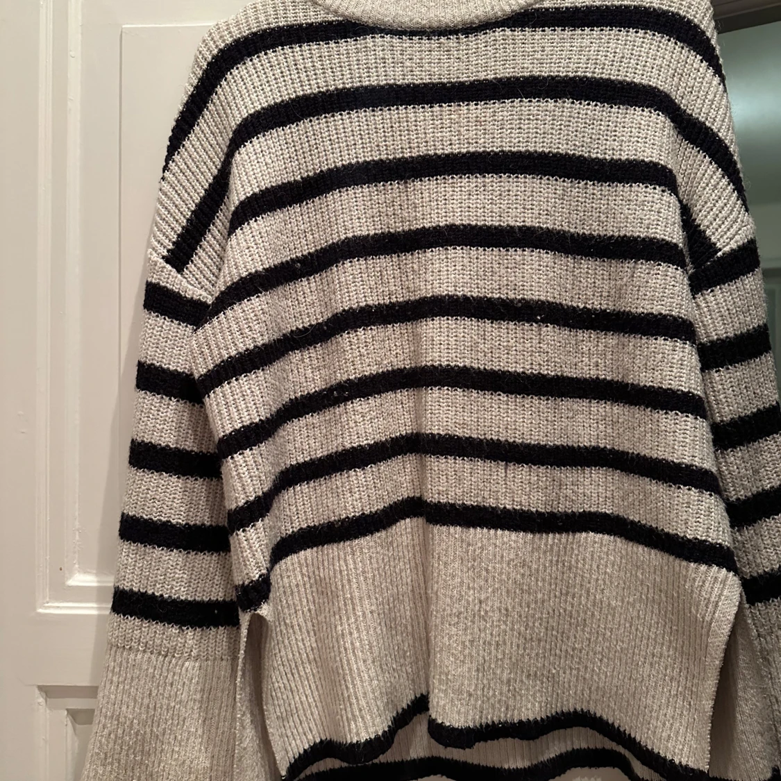 Randig stickad tröja med polokrage - 90