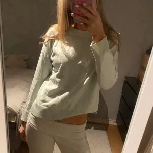 Ljusgrön tröja från Zara - Säljer en superfin ljusgrön tröja från Zara. Den är i bra skick och perfekt för både vår och höst. Tröjan har lite korta ärmar och är gjord i ett mjukt bomullsmaterial. Den har en normal passform och ribbade kanter vid ärmslut och nederkant. Perfekt för en avslappnad look! 🌿