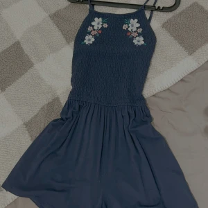 Hollister play suit  - En söt jumpsuit med blommönster. Perfekt för sommarfesten eller en dag på stranden. Stretching och mycket bra skick!