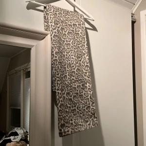 Leopardmönstrade jeans - Säljer virala leopardmönstrade jeans. Raka i benen.  Otorligt skönt material🐆✨