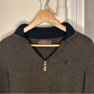 Morris halfzip - säljer min morris halfzip då den är för liten för mig tröjan är jätte bra i jätte bra skick. det står M men passar S/XS