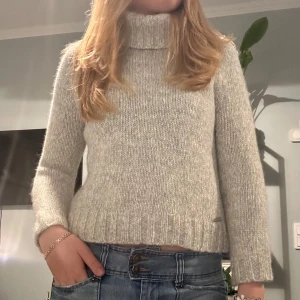 Grå stickad polotröja - En mysig stickad polotröja från Peak Performance🥰💗