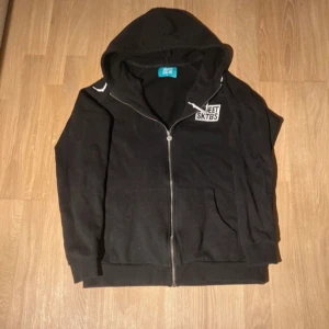 Sweet sktbds zip hoodie - Säljer denna sweet sktbds zip up i storlek S då den inte kommer till användning. Mycket bra skick inga defekter. Hör av er vid frågor eller funderingar :)