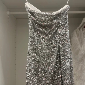 Perfekta figursydda  nyårsklänningen🪩🕺 - Säljer min älskade paljettklänning från Nelly! Endast använd under ett tillfälle🥰  En perfekt diskokula som slimar kroppen, som sträcker sig en bit över knäna🪩 den har även en slits vid benet HELT slutsåldfrån2023 Obs: SVIN snygg med en blazer till😜