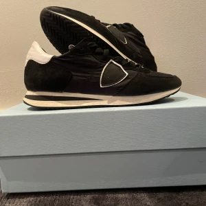 Philippe model trainers  - Hej! Säljer detta par Philippe model trainers i storlek 39! Skick 9/10! Färgen har försvunnit lite på baksidsidorna men går att fixa med skor färg!   Hör av er för fler frågor!😁