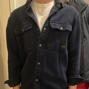 Mörkblå Overshirt - Säljer nu min mörkblåa overshirt eftersom den inte kommer till så mycket användning, riktigt bra skick och inga defekter. Pris ej hugget i sten👍passar xs/s men är i barnstl