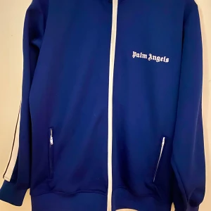 Palm Angels Navy Blue storlek Large - Hjälper min son att sälja sin Palm Angels storlek Large i nyskick knappt använd, blivit för stor för han.  mvh 