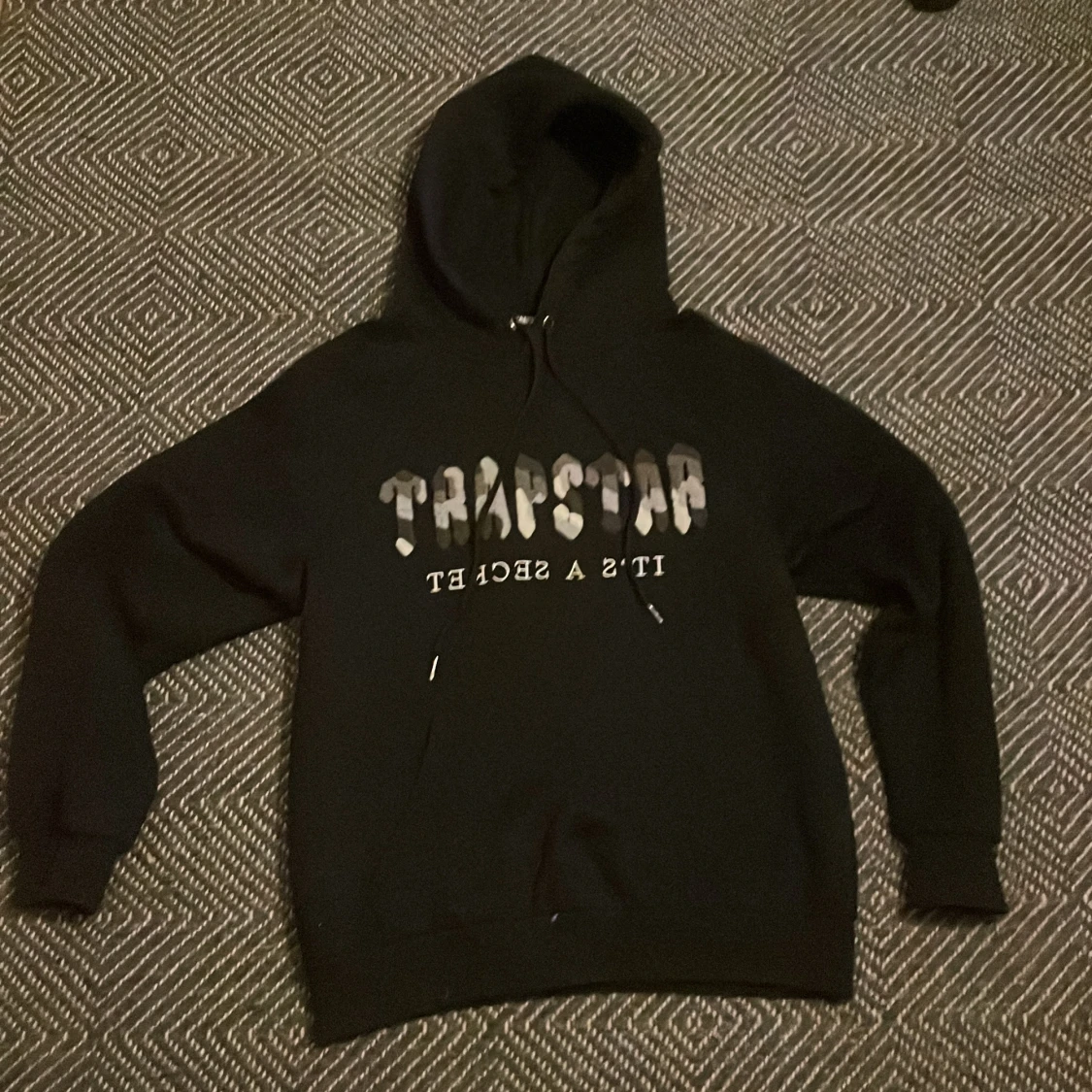 Svart hoodie från Trapstar