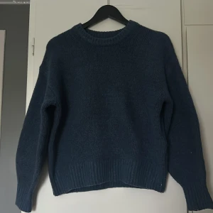 Stickad tröja  - Säljer denna stickade tröja från BikBok. Den är nästan aldrig använd. Ärmarna går ut lite som man kan se på andra bilden.💓