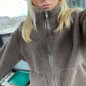 Teddy jacka HM - Slutsåld och väldigt eftertraktad jacka från HM, säljer endast på köp nu funktionen