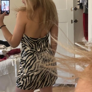 Kortklänning - Endast anvönd 1 gång! Klänning i zebramönster med öppen rygg, perfekt till fest!🤍 
