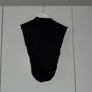 Mörk grå topp med hög hals - Mörk grå topp med hög hals och linne i storlek xs från gina tricot