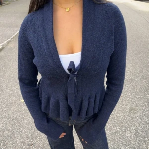 Stickad kofta - Säljer denna supersöta stickade koftan från Nelly. Köpt för 400kr säljer för 299kr. Storlek XS. Använd vid 1 tillfälle. 