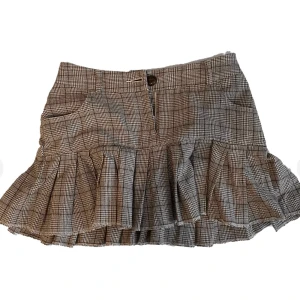 gullig rutig kjol - färgen är lite ljusare än den är i bilden, skriv till för måtten 🩷tryck inte på köp nu