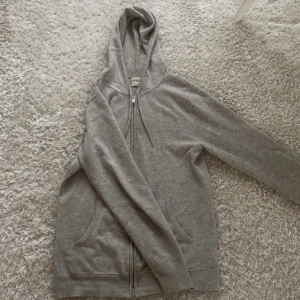 John Henric Kashmir hoodie - John Henric Kashmir hoodie i jätte fint skick, inga defekter alls och inte nopprig. Passar runt 180 cm. Nypris runt 2500, mitt pris endast 1199kr!