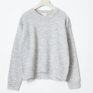 Stickat grå - Den är i storlek 158/164 och den är i bra skick, inga skador eller något och den är från Gina,säljer för att den är för stor för mig🩷