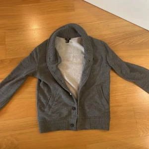 Cardigan - Grå cardigan från H&M. Varan är i bra skick och är använd några gånger. Storleken är S. Det är bara höra av sig vid frågor eller funderingar 🤙